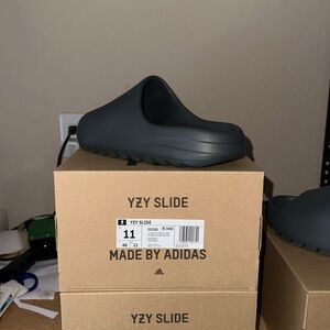 NWT Yeezy Slide “Granite” - size 11 men